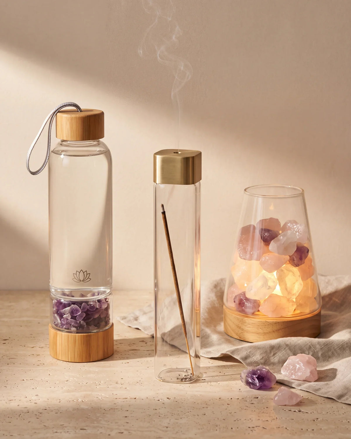 Lámpara de cuarzo, botella con cristales y porta incienso Vibento