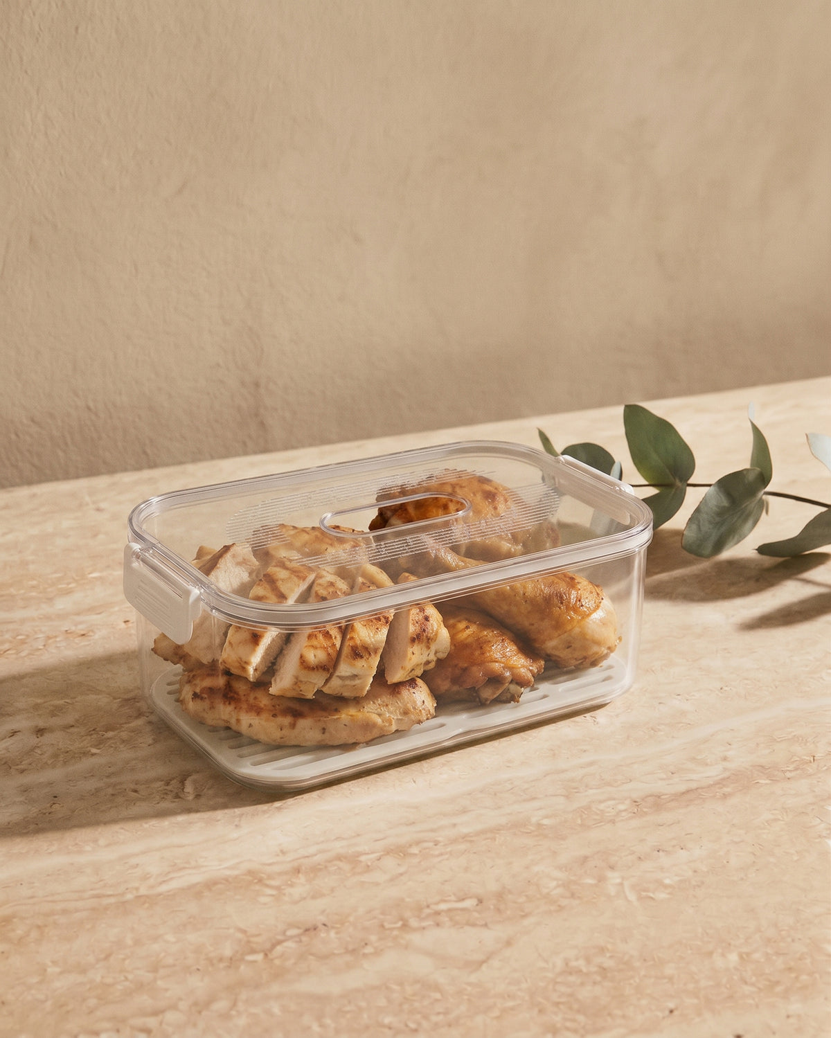 Recipientes apilables para conservar alimentos en la nevera.