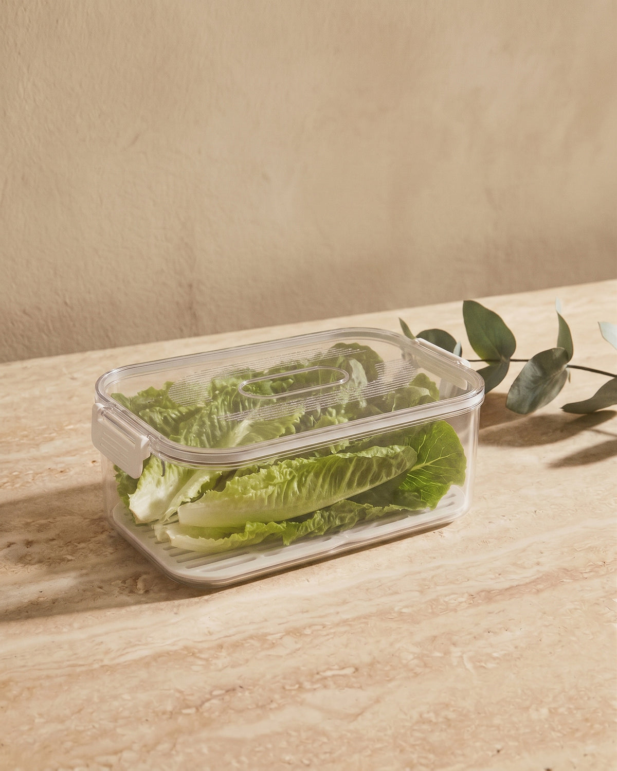 Recipientes apilables para conservar alimentos en la nevera.