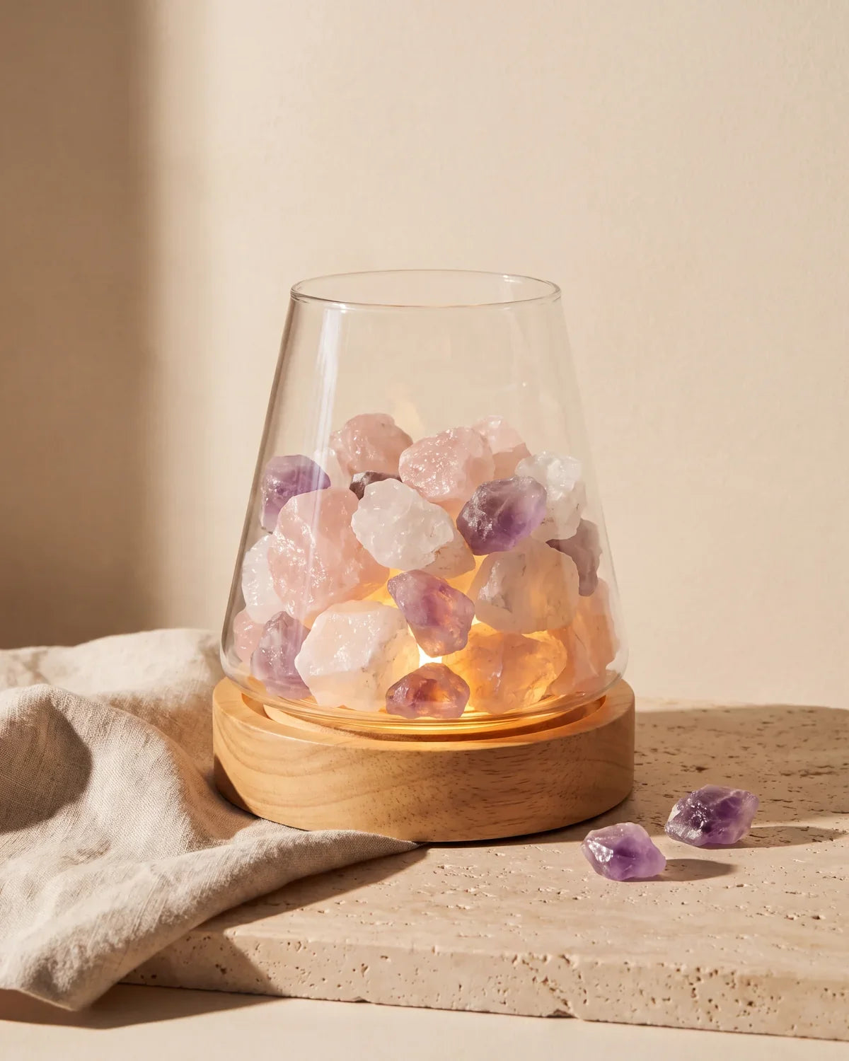 Lámpara difusora de cuarzo natural Vibento encendida sobre travertino