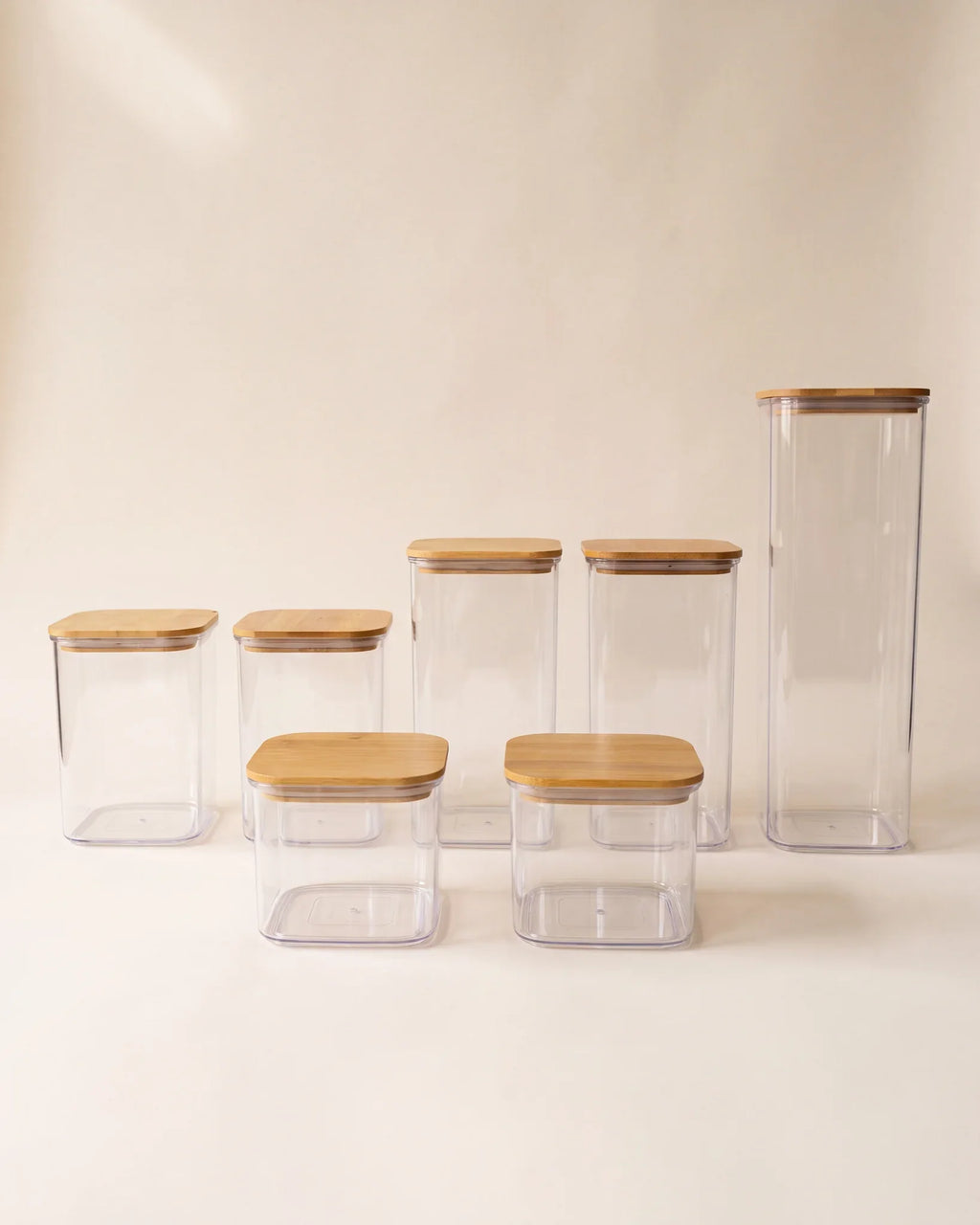 Set organizador de alimentos con tapa de bambú x7 Vibento, siete recipientes herméticos transparentes sobre fondo crema
