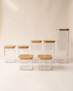 Set organizador de alimentos con tapa de bambú x7 Vibento, siete recipientes herméticos transparentes sobre fondo crema